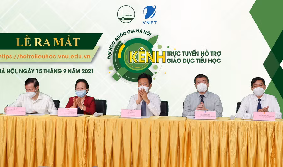 Các đại biểu tham dự tại điểm cầu ĐH Quốc gia Hà Nội