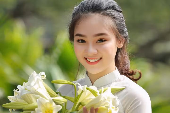 Thiếu nữ bên hoa loa kèn ghi điểm với vẻ đẹp mộc mạc