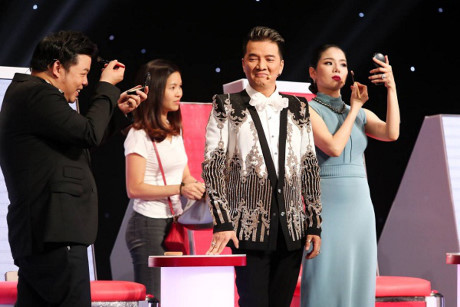 Không cần ekip, HLV Thần tượng Bolero tự tay make-up khéo như thế này đây! - Ảnh 3 Khong can ekip, HLV Than tuong Bolero tu tay make-up kheo nhu the nay day! - Anh 3