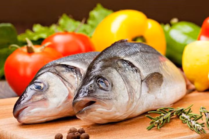 Phụ nữ sau khi sinh ăn cá được không?