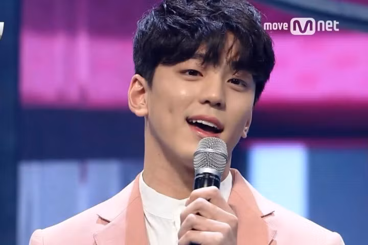 Hot boy má lúm "gây bão" trên truyền hình vì hát quá hay