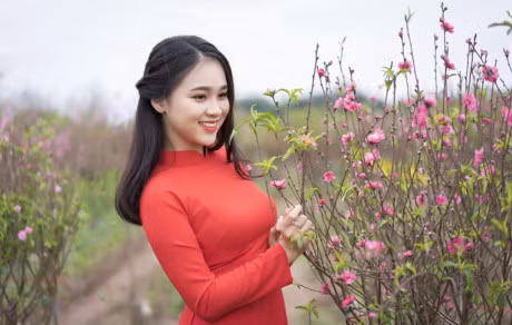 Thieu nu ben hoa loa ken ghi diem voi ve dep moc mac - Anh 8