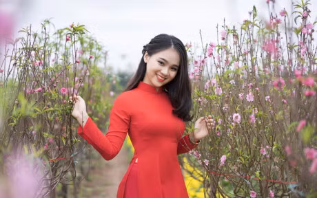 Thieu nu ben hoa loa ken ghi diem voi ve dep moc mac - Anh 6