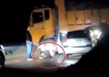 Hình ảnh ghi lại cảnh nạn nhân bị 1 số đối tượng hành hung sau tai nạn.