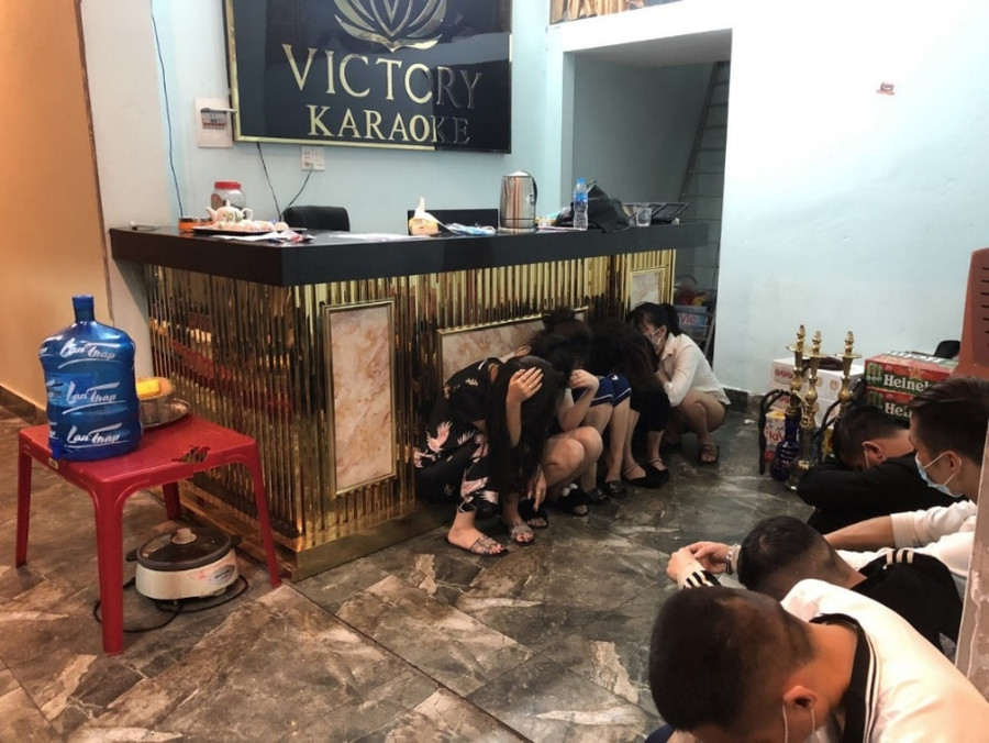 Nhóm đối tượng có hành vi sử dụng ma túy tại quán karaoke. Ảnh: Công an Quảng Ninh.