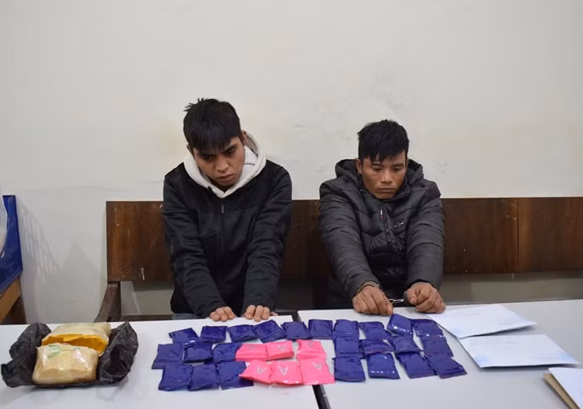 Hai đối tượng cùng tang vật của vụ án. Ảnh: Công an Sơn La.