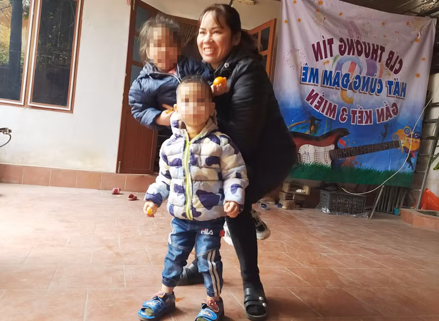 2 cháu nhỏ bị bỏ rơi hiện đang được chị Lê Thị Bích chăm sóc.