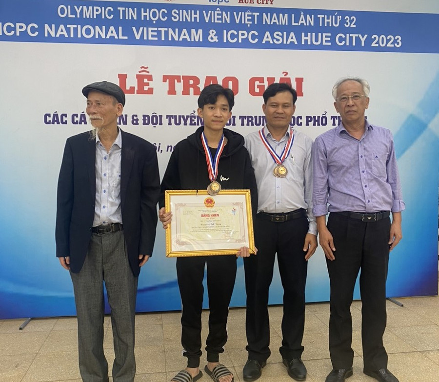 Học sinh Nguyễn Anh Dũng là niềm tự hào của gia đình, thầy cô ở Đắk Nông. (Ảnh: TL)