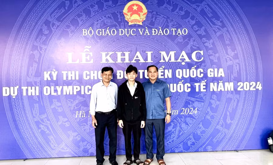 Học sinh Nguyễn Anh Dũng (đứng giữa) tham dự cuộc thi chọn đội tuyển quốc gia năm 2024. (Ảnh: TL)