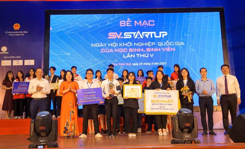 Ban Tổ chức trao giải nhất cho các dự án tại Ngày hội khởi nghiệp Quốc gia. (Ảnh: Hoàng Hải).