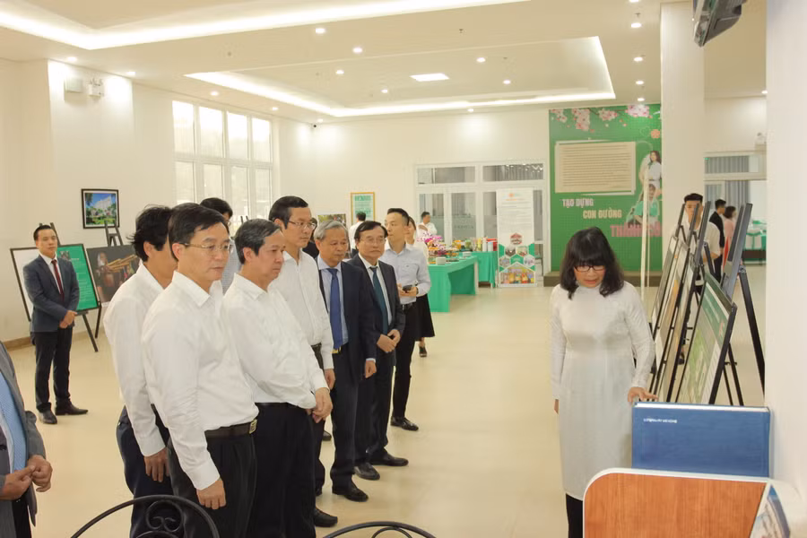 Bộ trưởng Nguyễn Kim Sơn, Thứ trưởng Nguyễn Văn Phúc và đoàn công tác của Bộ GD&amp;ĐT thăm, làm việc với Trường Đại học Đông Á (Phân hiệu tại Đắk Lắk).