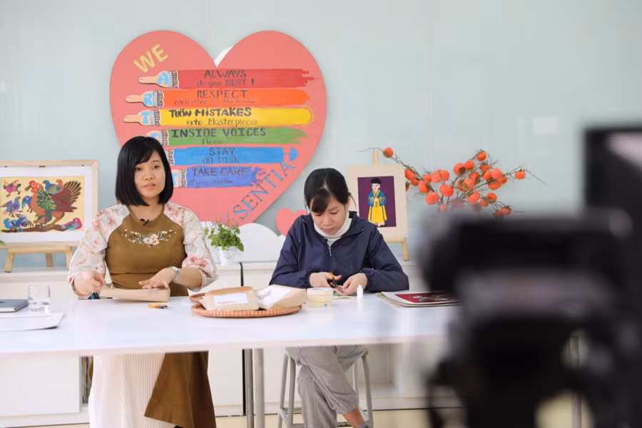 Việc được tự trải nghiệm và thực hiện các sản phẩm ghép lụa là một bức tranh hoàn thiện để trang trí cho ngôi nhà mình, giúp các em học sinh không chỉ hiểu về phân bổ, bố cục màu sắc trong các dòng tranh dân gian Việt Nam mà còn chứa đựng thông điệp xanh về việc bảo vệ môi trường hay sự rèn luyện tính kiên nhẫn, tỉ mỉ khi ghép tranh, qua đó học cách chia sẻ với những người khuyết tật thông qua công việc mà họ đang theo đuổi.