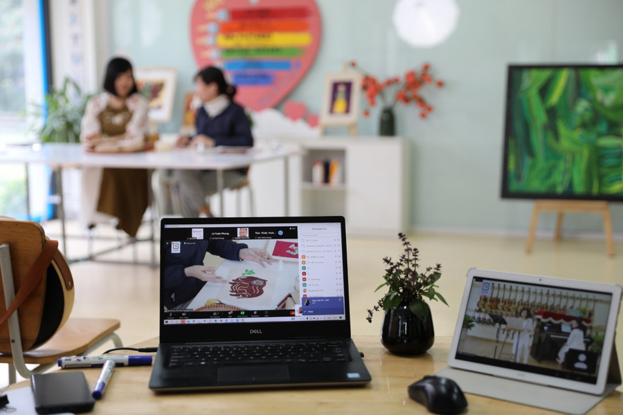 Workshop Ghép vải vụn – Mảnh ghép dân gian được thực hiện bởi những nghệ nhân của hợp tác xã Vụn Art, nơi làm việc của những người khuyết tật với đa dạng tật. Với đối tượng tham gia là các em học sinh ở bậc tiểu học, workshop không chỉ giới thiệu và giúp bảo tồn những nét đẹp văn hóa trong các dòng tranh dân gian Đông Hồ, Kim Hoàng, Hàng Trống hay Làng Sình.