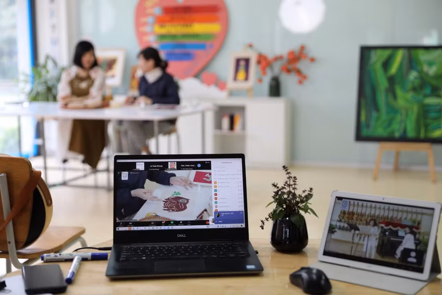 Workshop Ghép vải vụn – Mảnh ghép dân gian được thực hiện bởi những nghệ nhân của hợp tác xã Vụn Art, nơi làm việc của những người khuyết tật với đa dạng tật. Với đối tượng tham gia là các em học sinh ở bậc tiểu học, workshop không chỉ giới thiệu và giúp bảo tồn những nét đẹp văn hóa trong các dòng tranh dân gian Đông Hồ, Kim Hoàng, Hàng Trống hay Làng Sình.