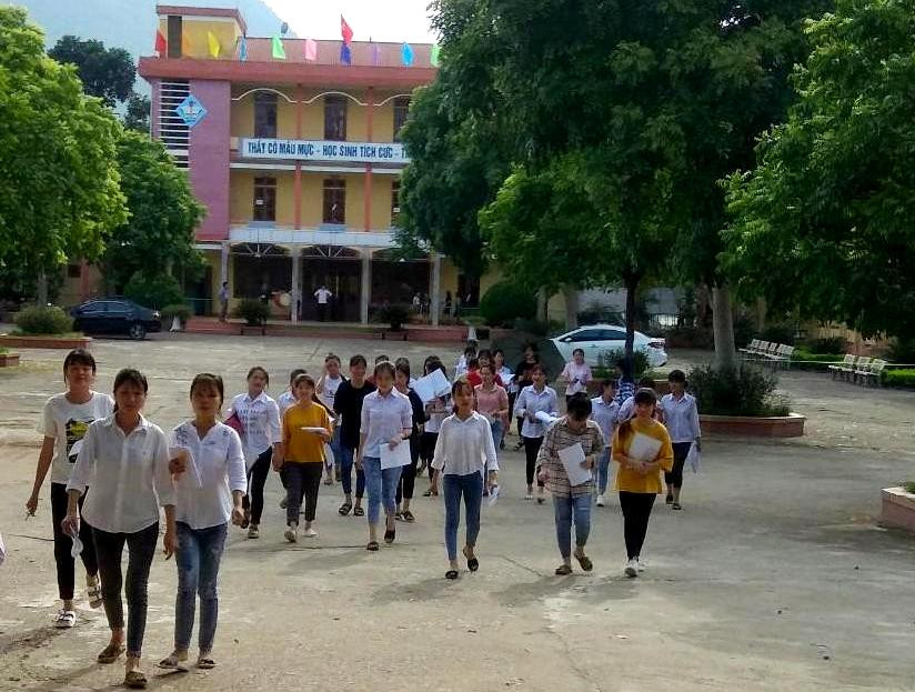 Thí sinh điểm thi Trường PTDT nội trú THPT miền tây, huyện Nghĩa Lộ ra về sau buổi thi Thí sinh điểm thi Trường PTDT nội trú THPT miền tây, huyện Nghĩa Lộ ra về sau buổi thi