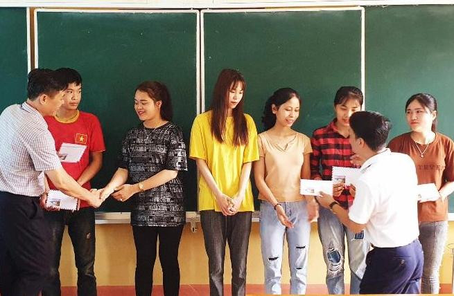 Trường Đại học Mở Hà Nội trao 250 suất quà trị giá 50 triệu đồng cho thí sinh nghèo tỉnh Yên Bái. Trường Đại học Mở Hà Nội trao 250 suất quà trị giá 50 triệu đồng cho thí sinh nghèo tỉnh Yên Bái.