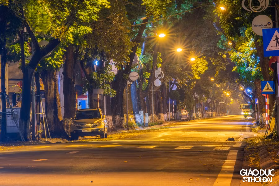 Một vài chiếc ô tô của người dân đậu lẻ loi ven đường.