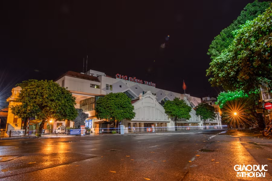 Chợ Đồng Xuân - khu chợ sầm uất và đông đúc nhất nhì Hà thành cũng đang trải qua những ngày lặng lẽ.