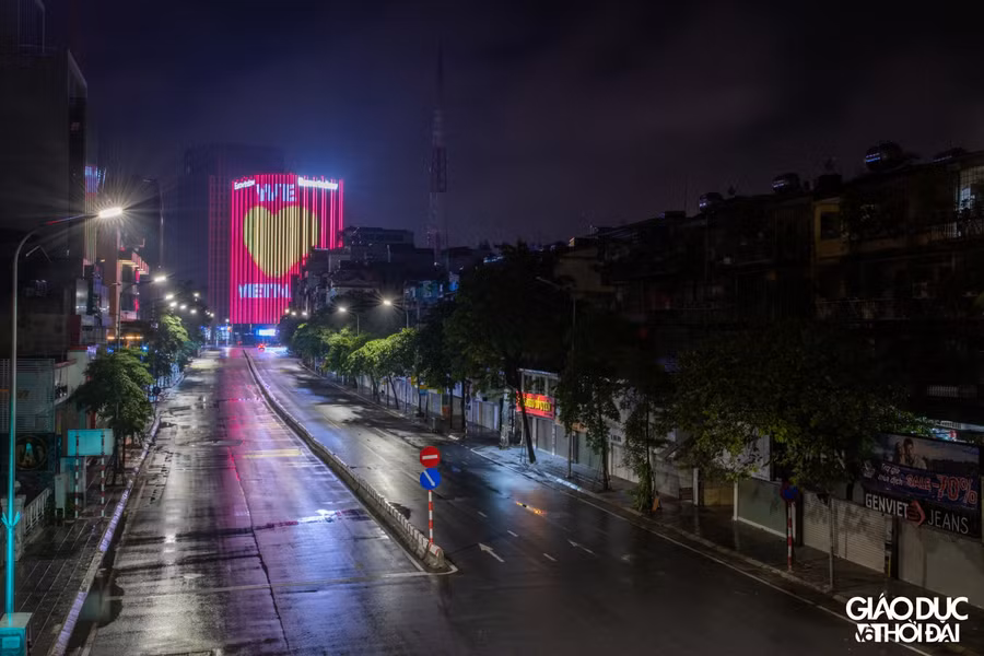 Phố Phạm Ngọc Thạch không một bóng người, chỉ đèn đường và ánh sáng phát ra từ những tòa nhà ven đường.