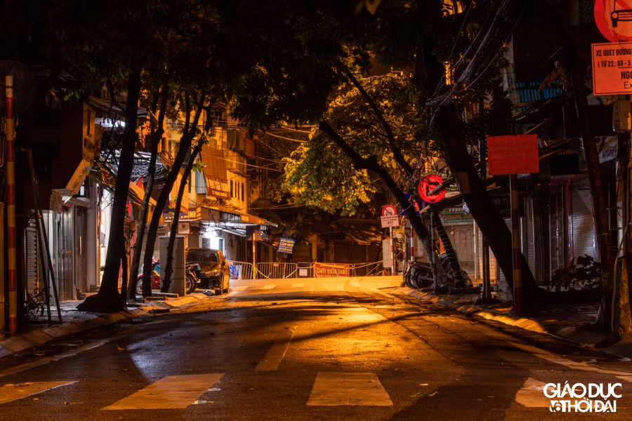 Hầu hết các con phố Hà Nội đều được lập rào chắn để kiểm soát người ra vào.