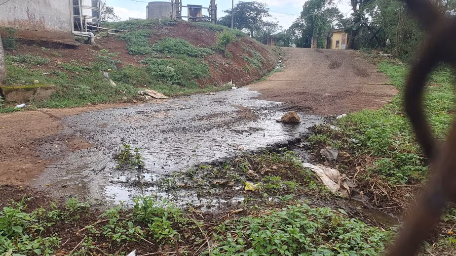 Nước thải chảy tràn ra đường bê tông trong khuôn viên nhà máy. Nước thải chảy tràn ra đường bê tông trong khuôn viên nhà máy.