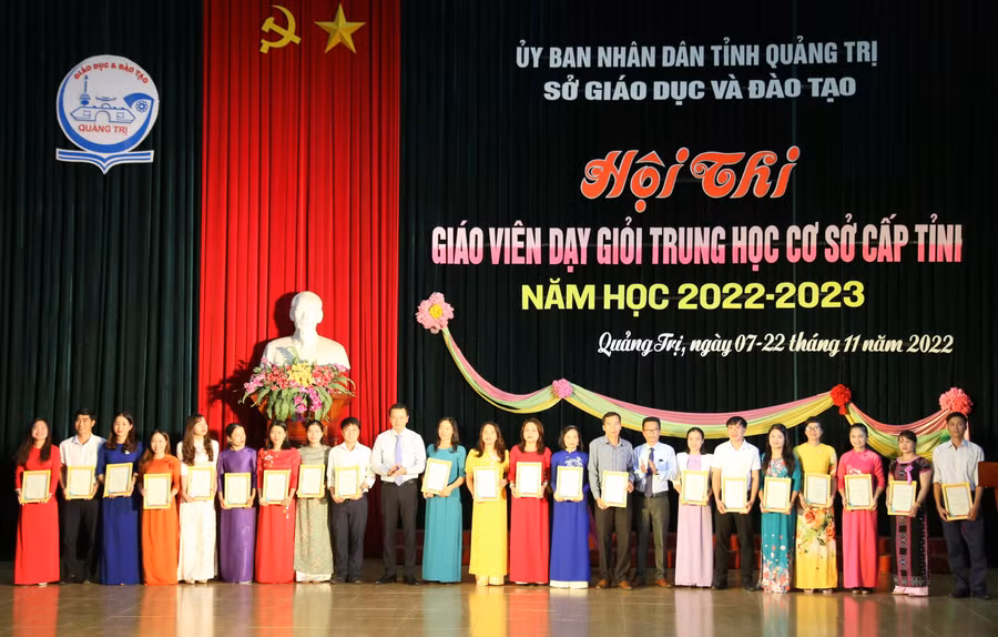 Lãnh đạo Sở GD&amp;ĐT Quảng Trị tặng giấy chứng nhận giáo viên dạy giỏi cho các nhà giáo.