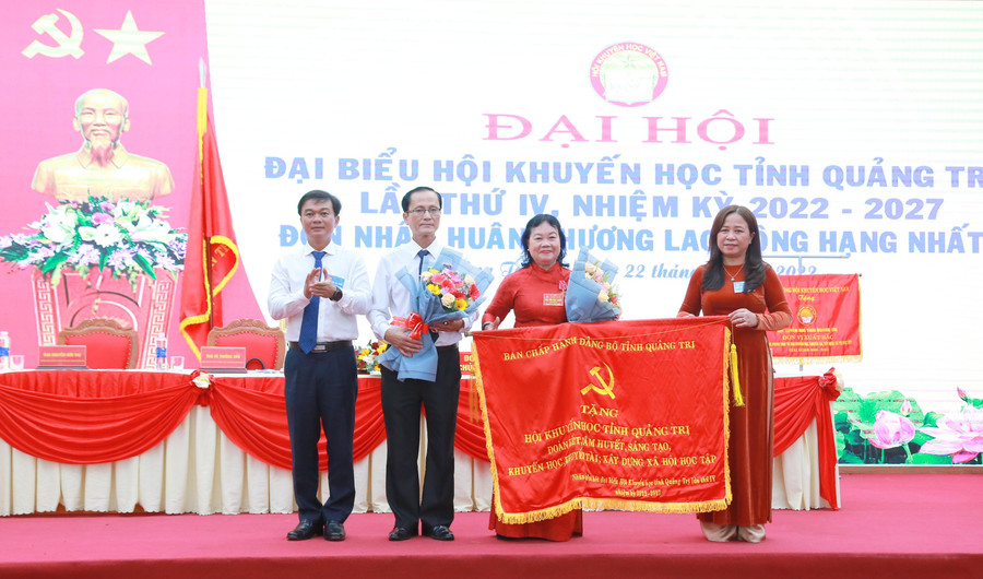 Tỉnh ủy Quảng Trị tặng bức trướng cho Hội Khuyến học tỉnh với khẩu hiệu: “Đoàn kết, tâm huyết, sáng tạo, khuyến học, khuyến tài, xây dựng xã hội học tập”. Tỉnh ủy Quảng Trị tặng bức trướng cho Hội Khuyến học tỉnh với khẩu hiệu: “Đoàn kết, tâm huyết, sáng tạo, khuyến học, khuyến tài, xây dựng xã hội học tập”.