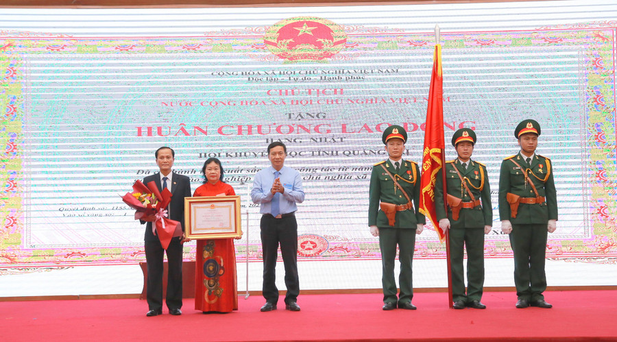 Phó Chủ tịch Thường trực HĐND tỉnh Quảng Trị - ông Lê Quang Chiến thực hiện nghi thức tặng Huân chương Lao động của Chủ tịch nước cho Hội khuyến học tỉnh Quảng Trị. Phó Chủ tịch Thường trực HĐND tỉnh Quảng Trị - ông Lê Quang Chiến thực hiện nghi thức tặng Huân chương Lao động của Chủ tịch nước cho Hội khuyến học tỉnh Quảng Trị.