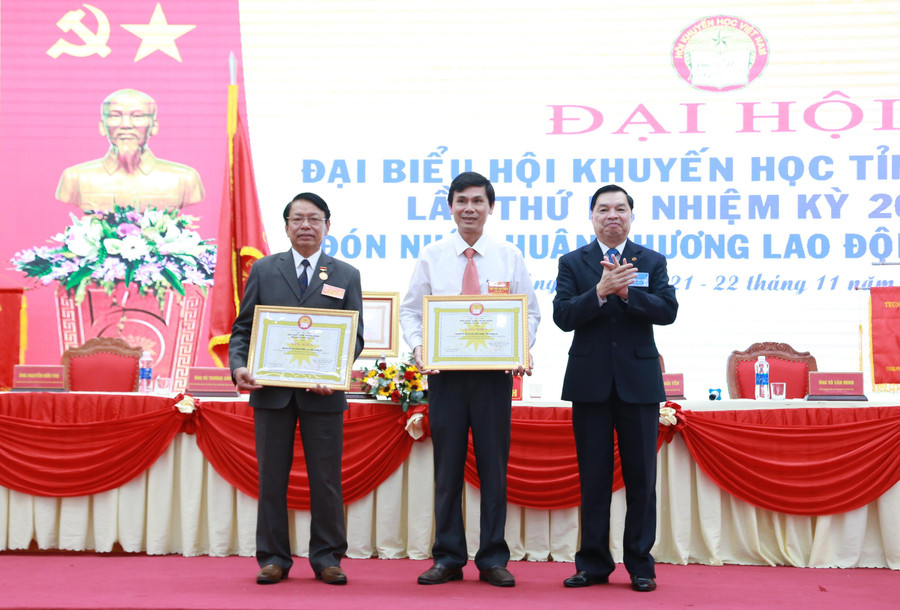 ... và Bằng khen cho các tập thể, cá nhân. ... và Bằng khen cho các tập thể, cá nhân.