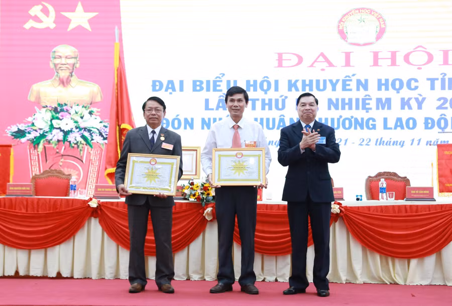 ... và Bằng khen cho các tập thể, cá nhân.