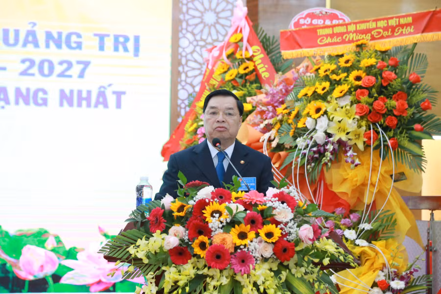 Ông Lê Mạnh Hùng - Phó Chủ tịch Thường trực kiêm Tổng Thư ký Trung ương Hội Khuyến học Việt Nam biểu dương những kết quả đạt được của Hội Khuyến học tỉnh Quảng Trị.