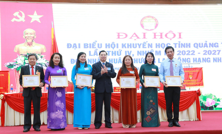 Phó Chủ tịch Hội Khuyến học Việt Nam tặng Kỷ niệm chương "Vì sự nghiệp khuyến học"... Phó Chủ tịch Hội Khuyến học Việt Nam tặng Kỷ niệm chương "Vì sự nghiệp khuyến học"...