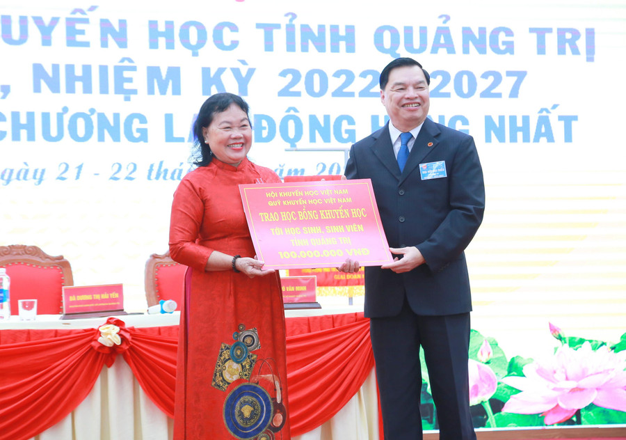 Trung ương Hội Khuyến học Việt Nam tặng 100 triệu đồng cho Hội Khuyến học tỉnh để trao học bổng cho học sinh. Trung ương Hội Khuyến học Việt Nam tặng 100 triệu đồng cho Hội Khuyến học tỉnh để trao học bổng cho học sinh.