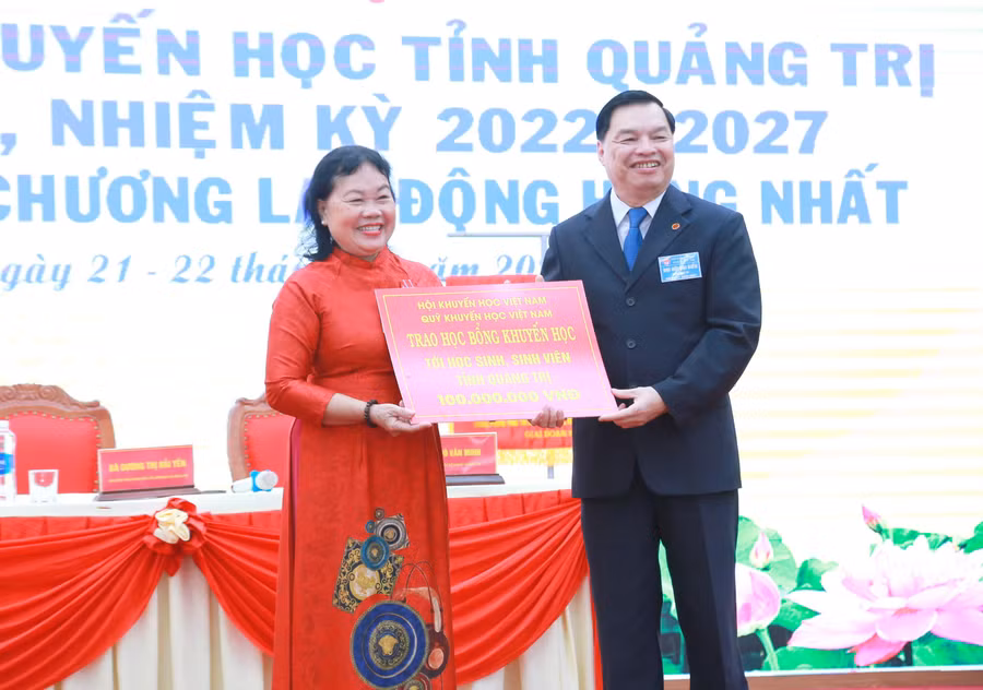 Trung ương Hội Khuyến học Việt Nam tặng 100 triệu đồng cho Hội Khuyến học tỉnh để trao học bổng cho học sinh.