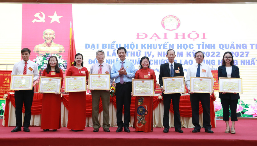 UBND tỉnh Quảng Trị tặng Bằng khen cho các tập thể, cá nhân có nhiều thành tích. UBND tỉnh Quảng Trị tặng Bằng khen cho các tập thể, cá nhân có nhiều thành tích.