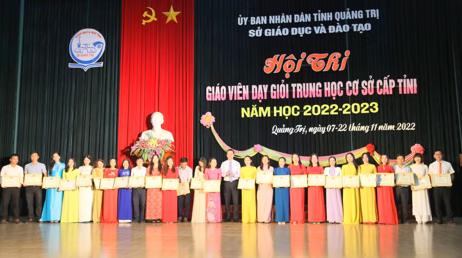 Ông Võ Văn Minh - Phó Giám đốc Sở GD&amp;ĐT Quảng Trị tặng Giấy khen cho 51 giáo viên có thành tích xuất sắc.