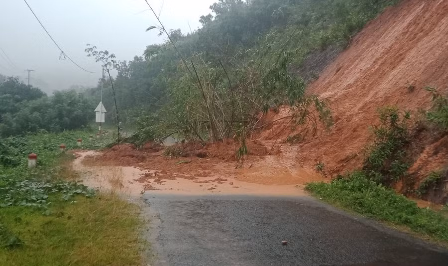 Nhiều tuyến đường bị sạt lở, đất tràn ra đường.