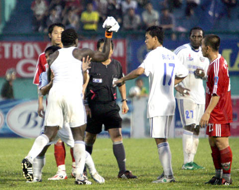 Timothy ném áo vào mặt trọng tài Dương Văn Hiền. Ảnh: An Nhơn.