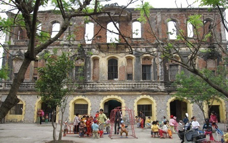 Khuôn viên rộng nhưng thiếu đồ chơi (Trường mầm non An Bồi, Thái Bình) Khuôn viên rộng nhưng thiếu đồ chơi (Trường mầm non An Bồi, Thái Bình)