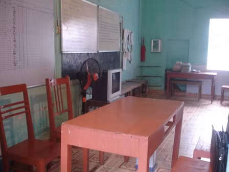 Phòng BGH được ngăn ra từ lớp học