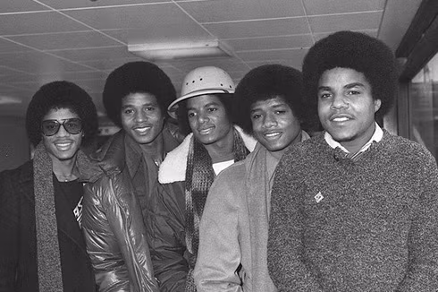 Michael Jackson (giữa) đến với âm nhạc từ khi còn là một cậu bé. Michael chơi cùng các anh trai trong nhóm nhạc gia đình The Jackson 5.