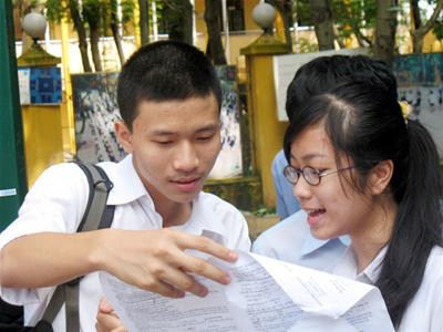 Thí sinh xem lại bài sau khi thi. Ảnh: TPO