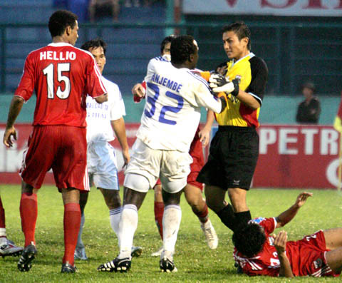 Timothy gây hấn với thủ môn Thế Anh.