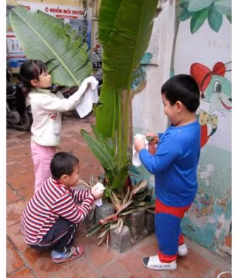Các em chăm sóc cây cảnh (Trường MG Chim Non, Hà Nội)