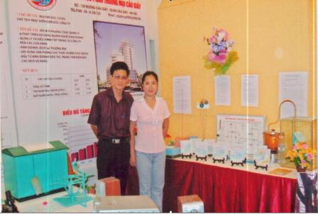 Cô Hà Thị Thanh Bình trong một hội thi làm đồ dùng dạy học