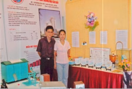 Cô Hà Thị Thanh Bình trong một hội thi làm đồ dùng dạy học