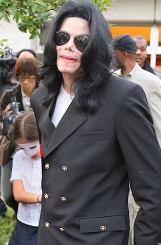 Những lo ngại về tình hình sức khỏe của Michael Jackson bắt đầu nổ ra trong những năm gần đây, từ khi anh gặp phải những vấn đề về da, do hậu quả của các cuộc phẫu thuật thẩm mỹ liên tiếp.