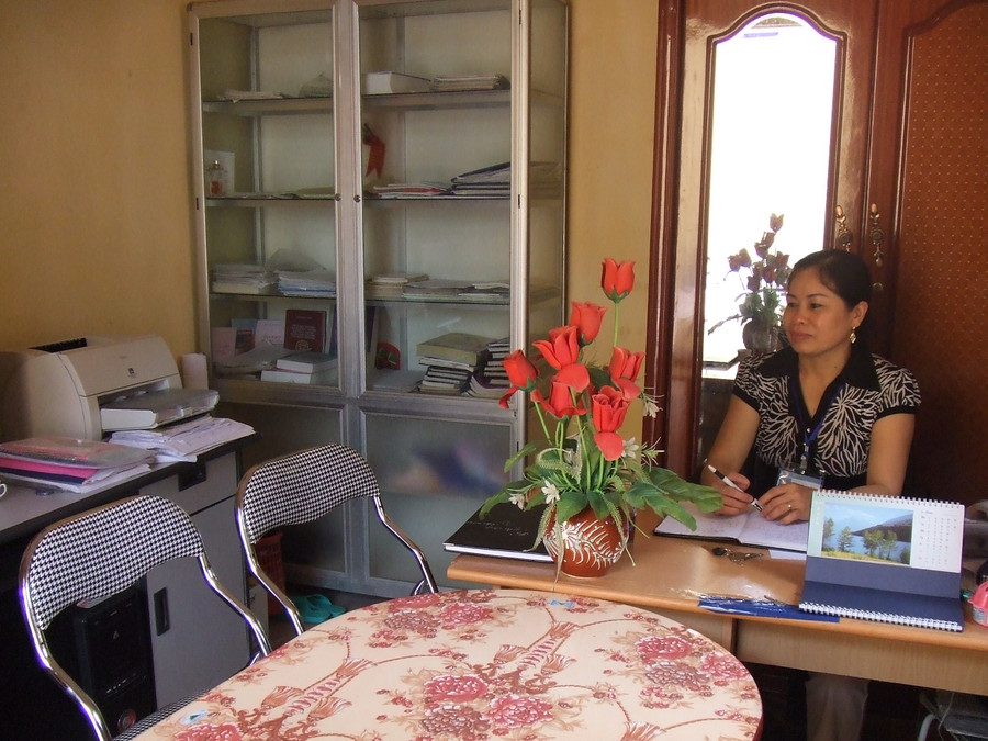 Căn phòng 8 m2 là nơi làm việc của hiệu trưởng, hiệu phó và kế toán