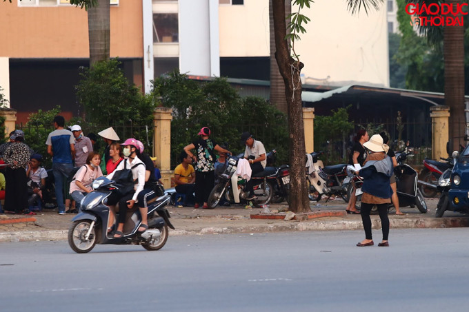 Ngay trước cổng Liên đoàn bóng đá Việt Nam( VFF) dân" phe vé" tụ tập rất đông, họ mua lại vé của những người đã đăng ký online thành công và ngay sau đó sang tay cho những người cần.