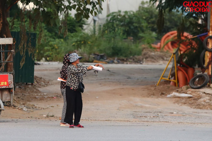 Trên tay của những "phe vé" có đủ mọi loại vé từ khán đài A đến khán đài C, và ngay cả vé VIP.
